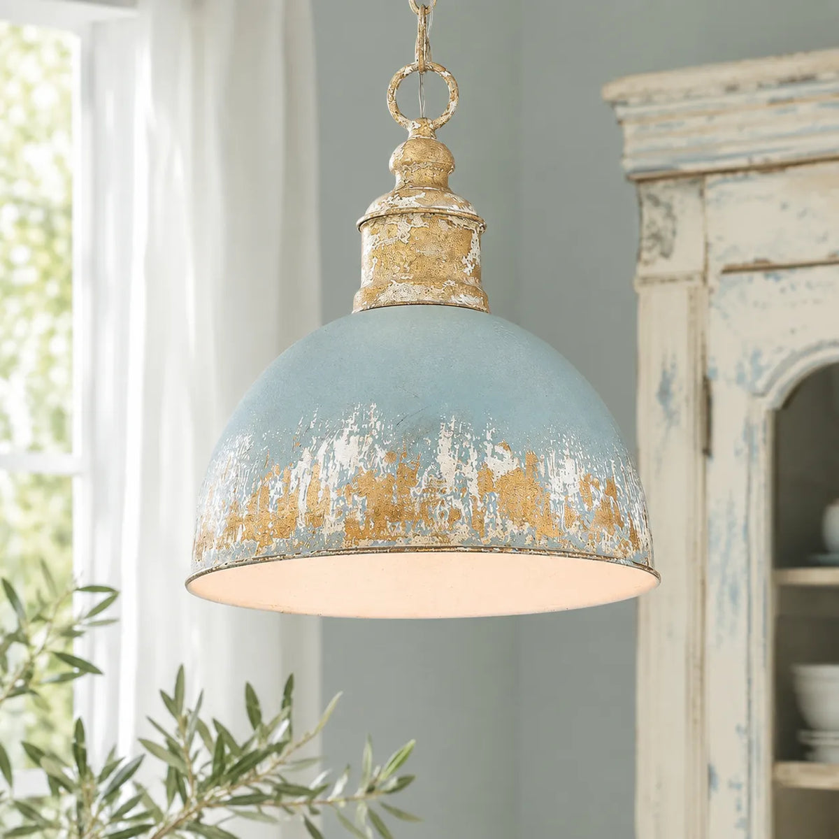 Pendelleuchte mit handgefertigtem Kuppelschirm und gealtertem Vintage-Finish