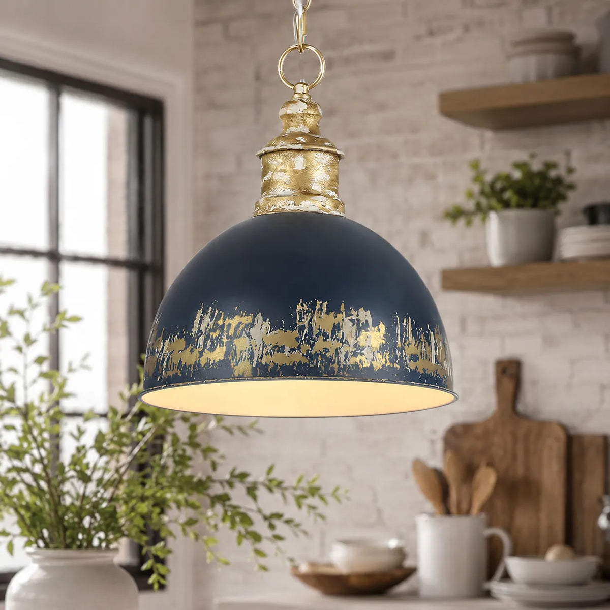 Pendelleuchte mit handgefertigtem Kuppelschirm und gealtertem Vintage-Finish