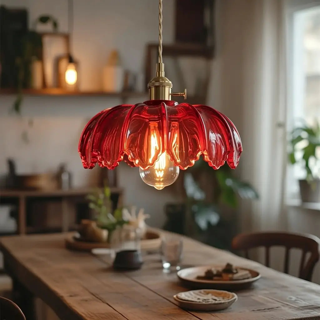 Lámpara colgante con pantalla de vidrio estriado y herrajes de latón para el comedor y la isla de cocina