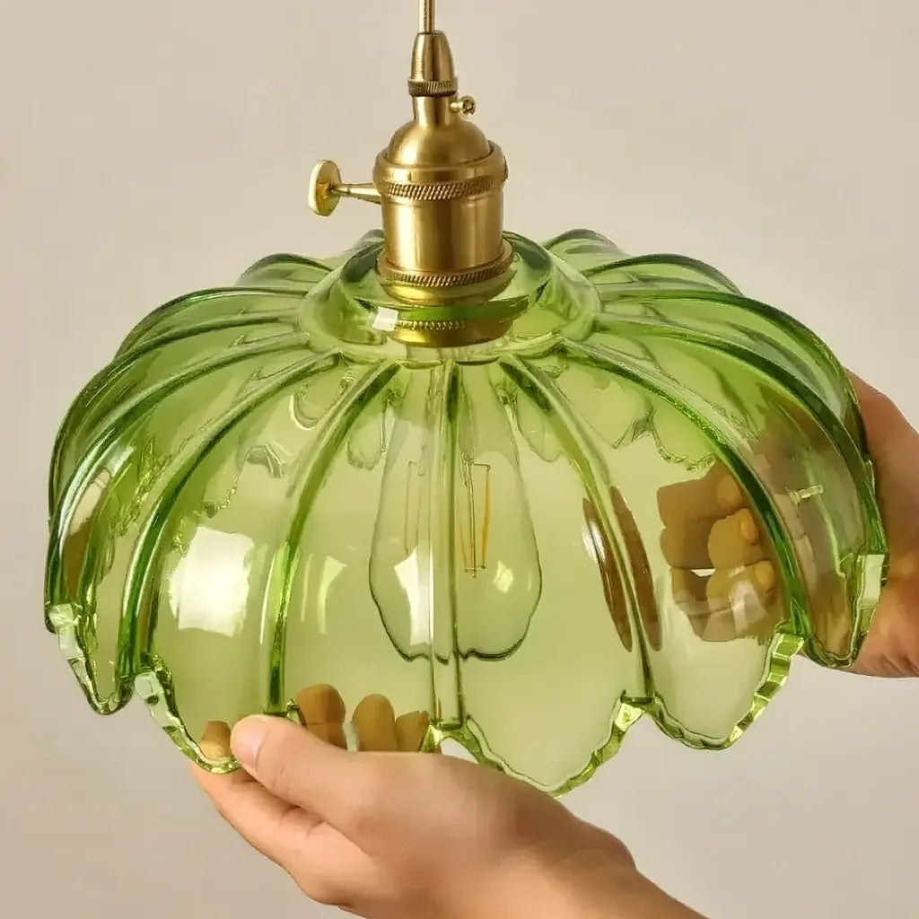 Lámpara colgante con pantalla de vidrio estriado y herrajes de latón para el comedor y la isla de cocina