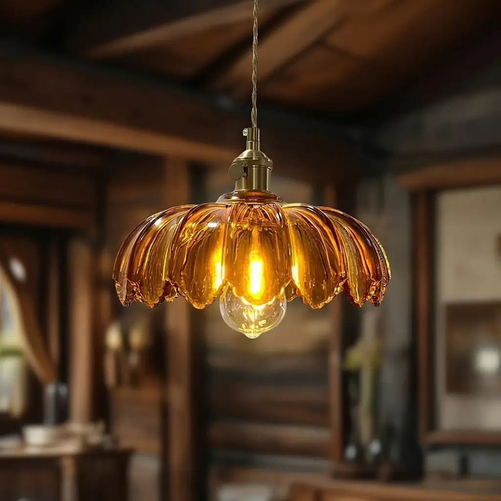 Lámpara colgante con pantalla de vidrio estriado y herrajes de latón para el comedor y la isla de cocina