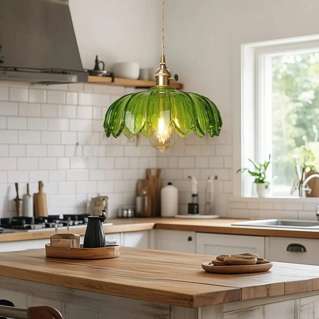 Lámpara colgante con pantalla de vidrio estriado y herrajes de latón para el comedor y la isla de cocina