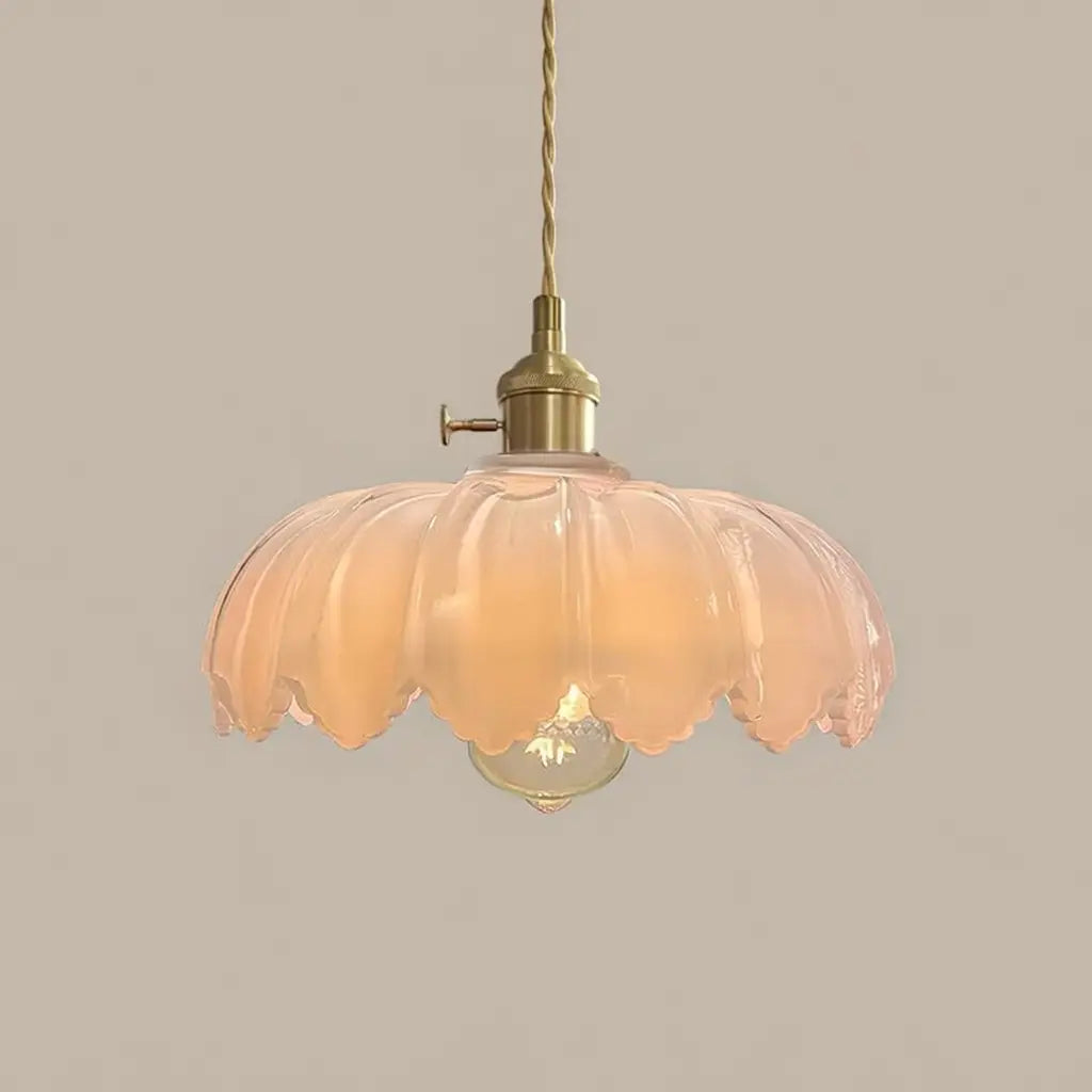 Lámpara colgante con pantalla de vidrio estriado y herrajes de latón para el comedor y la isla de cocina