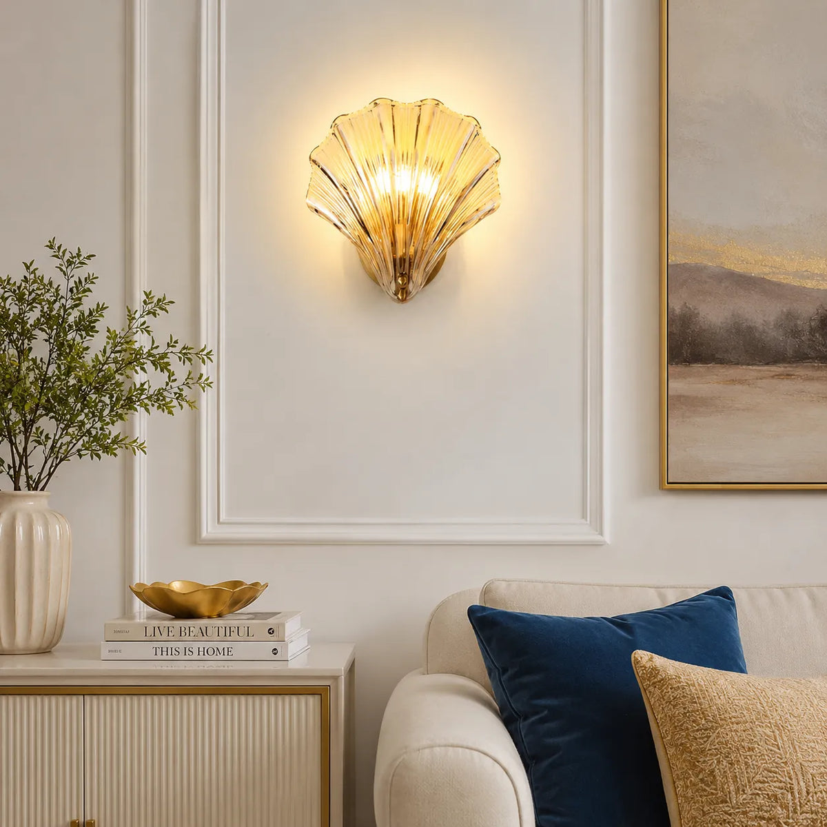 Wandleuchten für den Wohnbereich mit Muschelglas und Messingakzent, moderne Wandleuchte