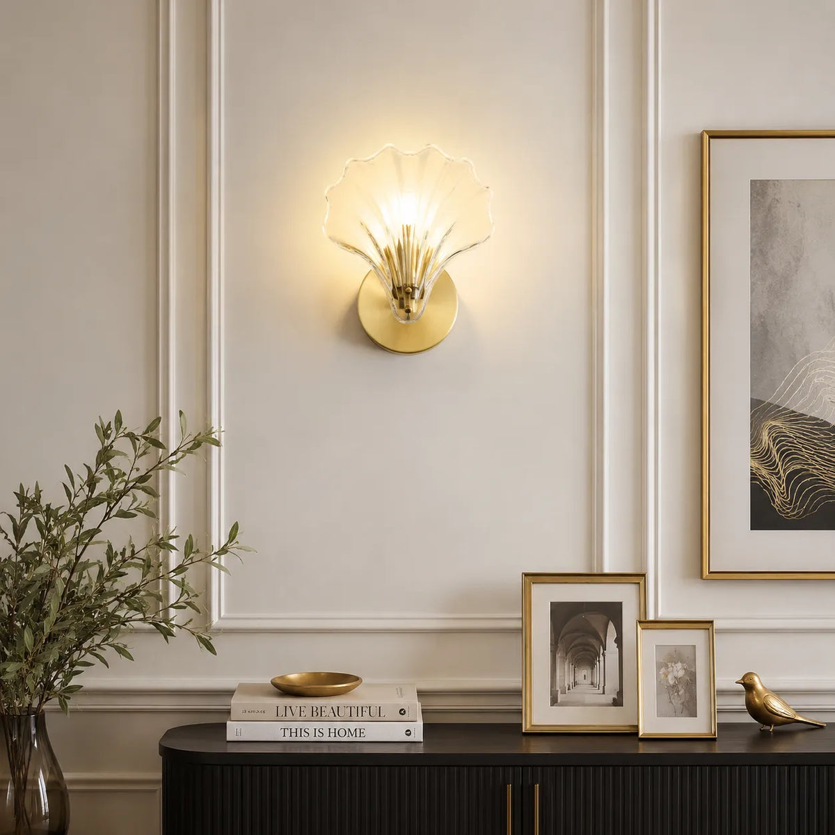 Wandleuchten für den Wohnbereich mit Muschelglas und Messingakzent, moderne Wandleuchte