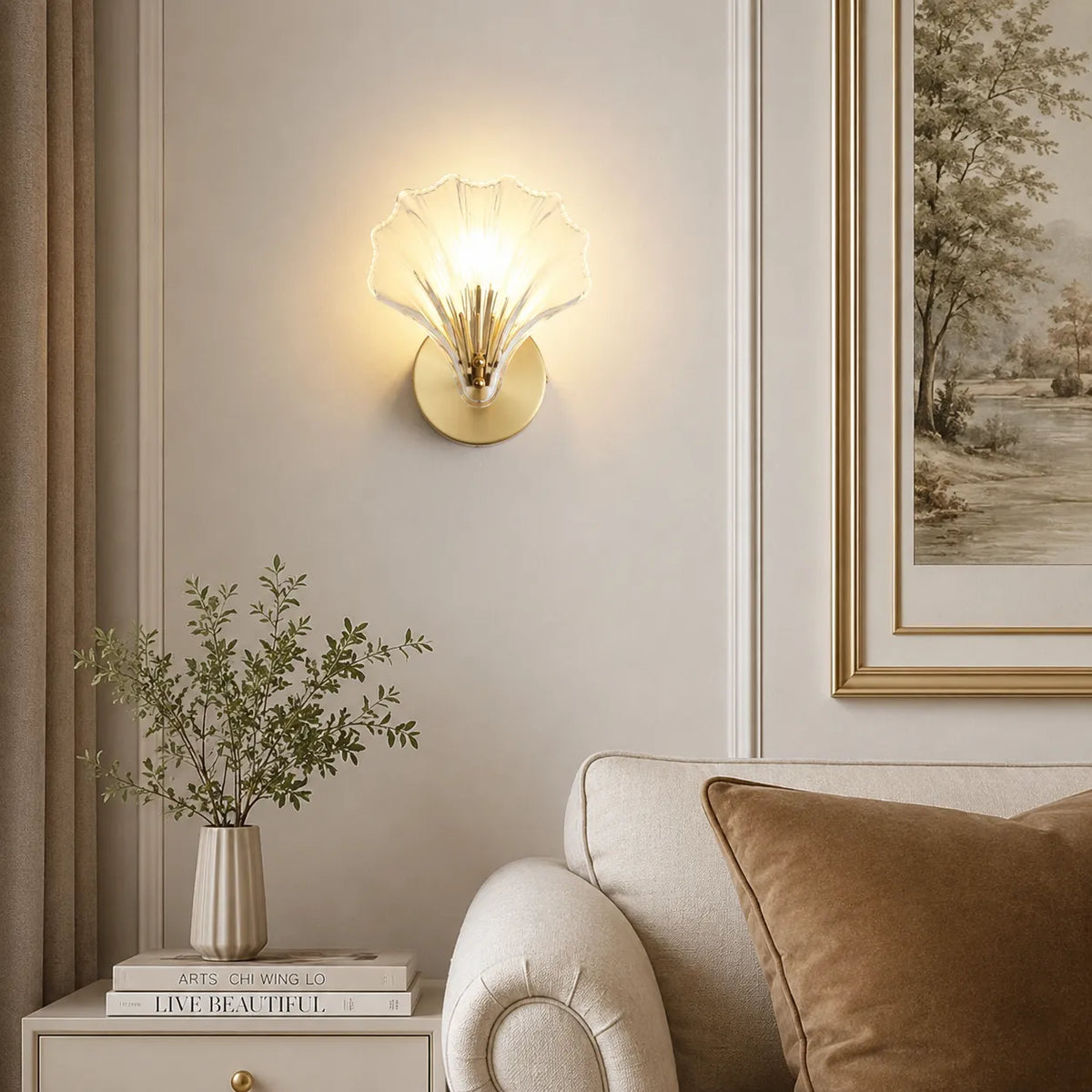 Wandleuchten für den Wohnbereich mit Muschelglas und Messingakzent, moderne Wandleuchte