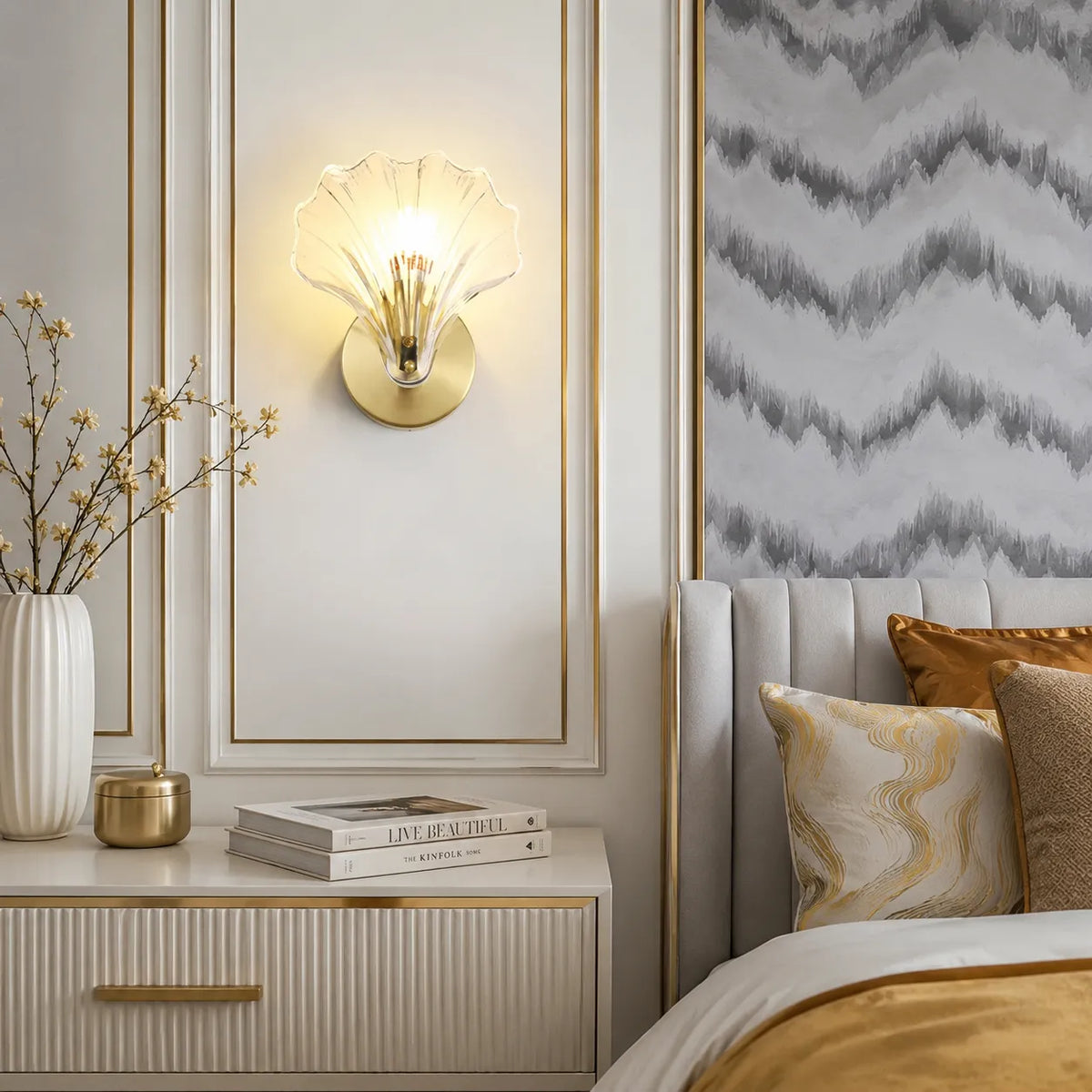 Wandleuchten für den Wohnbereich mit Muschelglas und Messingakzent, moderne Wandleuchte