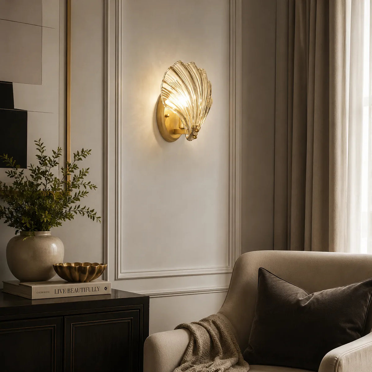 Wandleuchten für den Wohnbereich mit Muschelglas und Messingakzent, moderne Wandleuchte