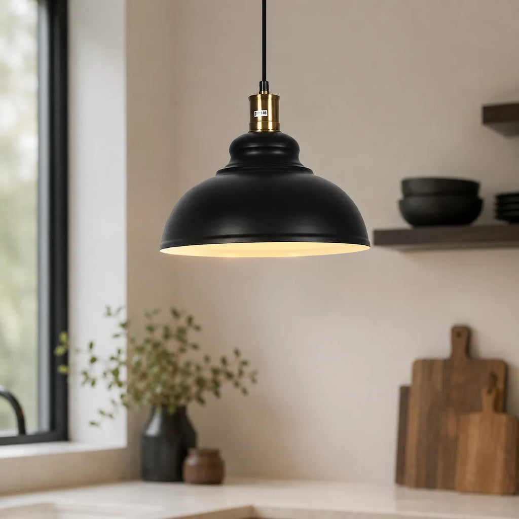 Pendelleuchte mit schwarzem Kuppelschirm aus Metall und Messingdetails