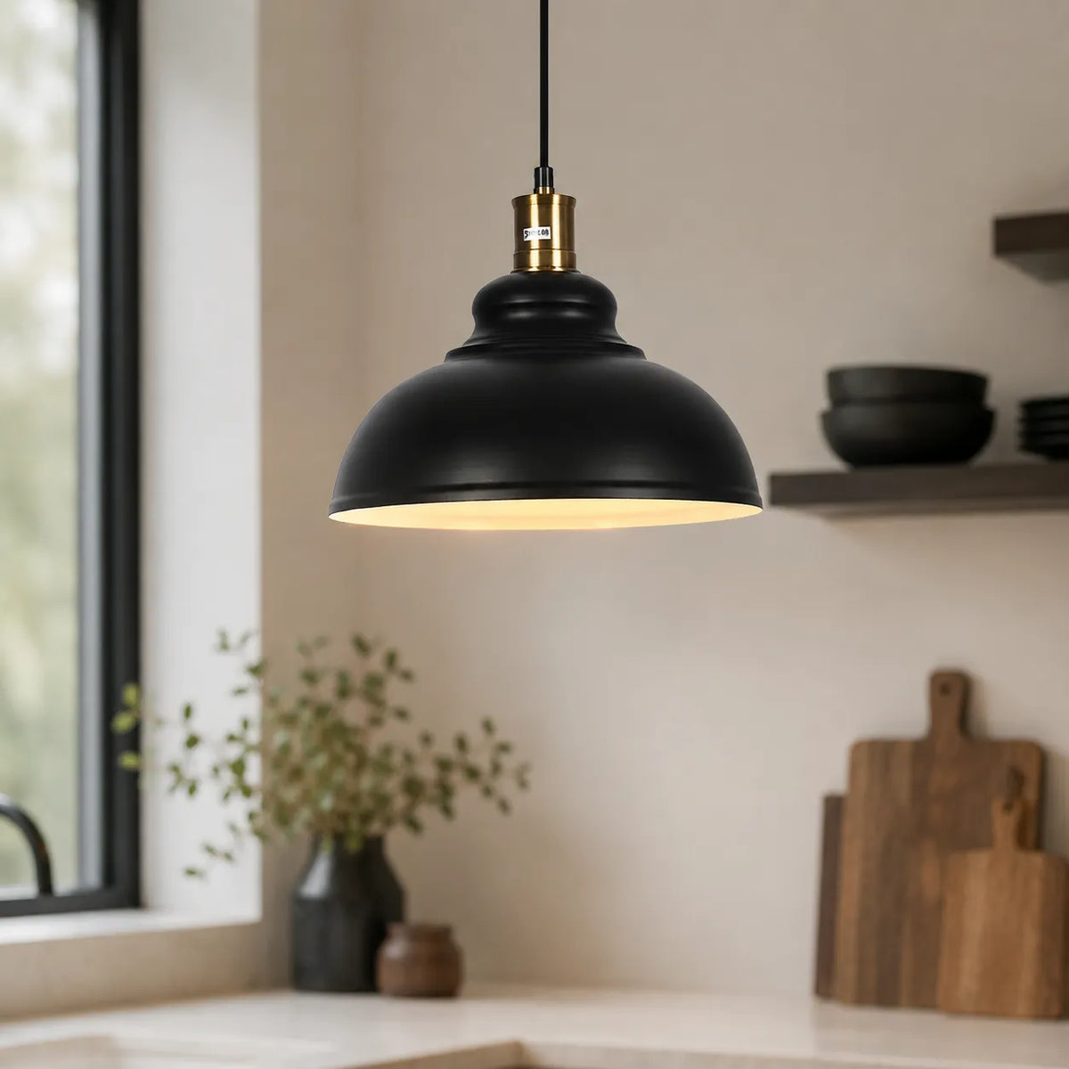 Pendelleuchte mit schwarzem Kuppelschirm aus Metall und Messingdetails