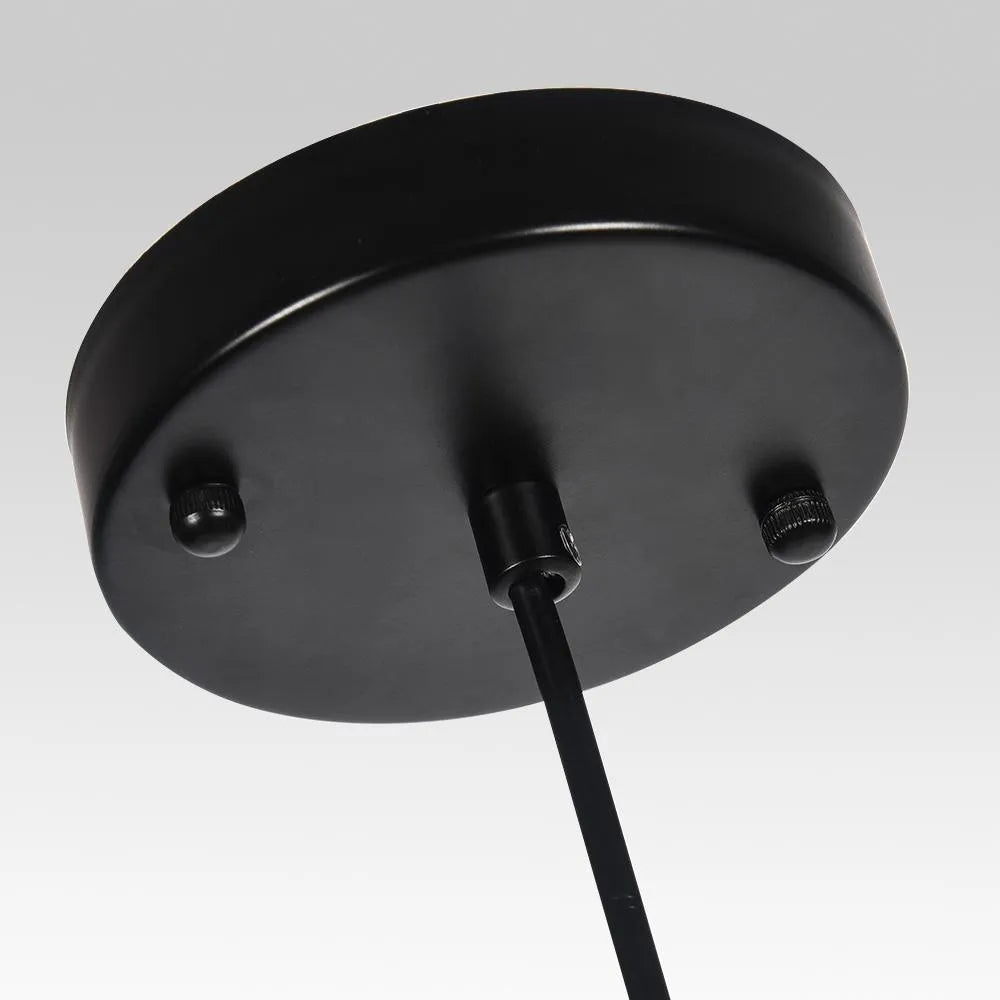 Pendelleuchte mit schwarzem Kuppelschirm aus Metall und Messingdetails