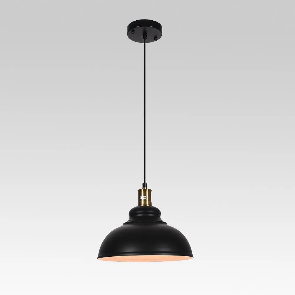 Pendelleuchte mit schwarzem Kuppelschirm aus Metall und Messingdetails