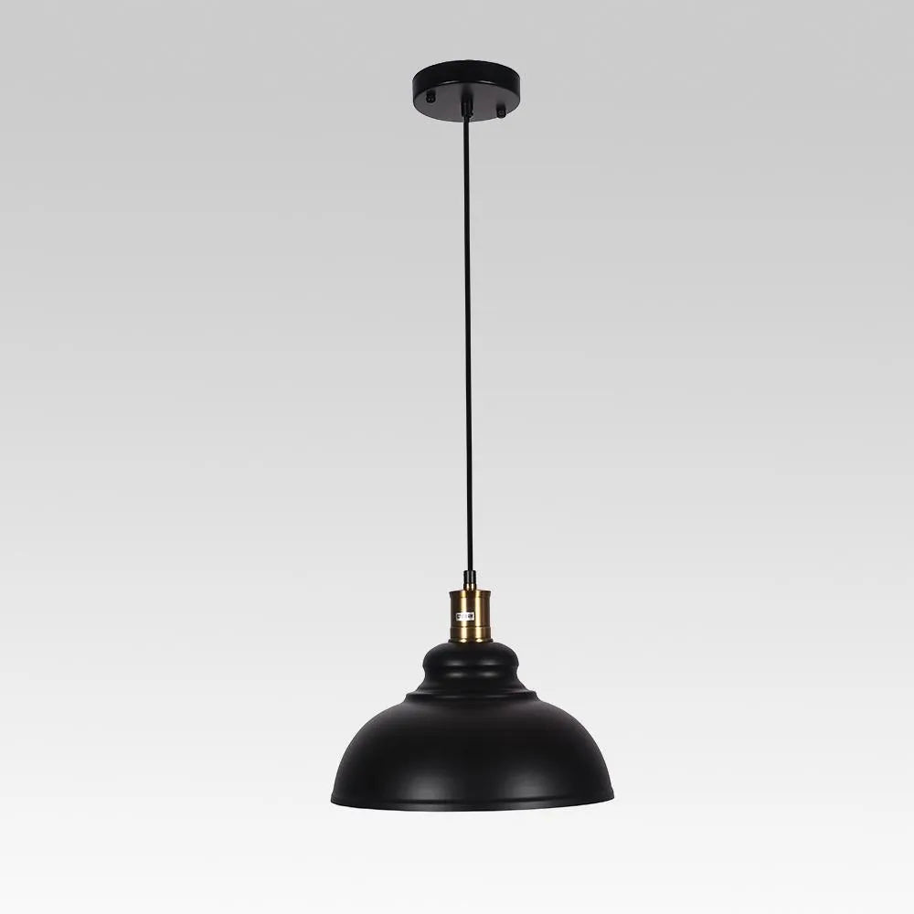Pendelleuchte mit schwarzem Kuppelschirm aus Metall und Messingdetails