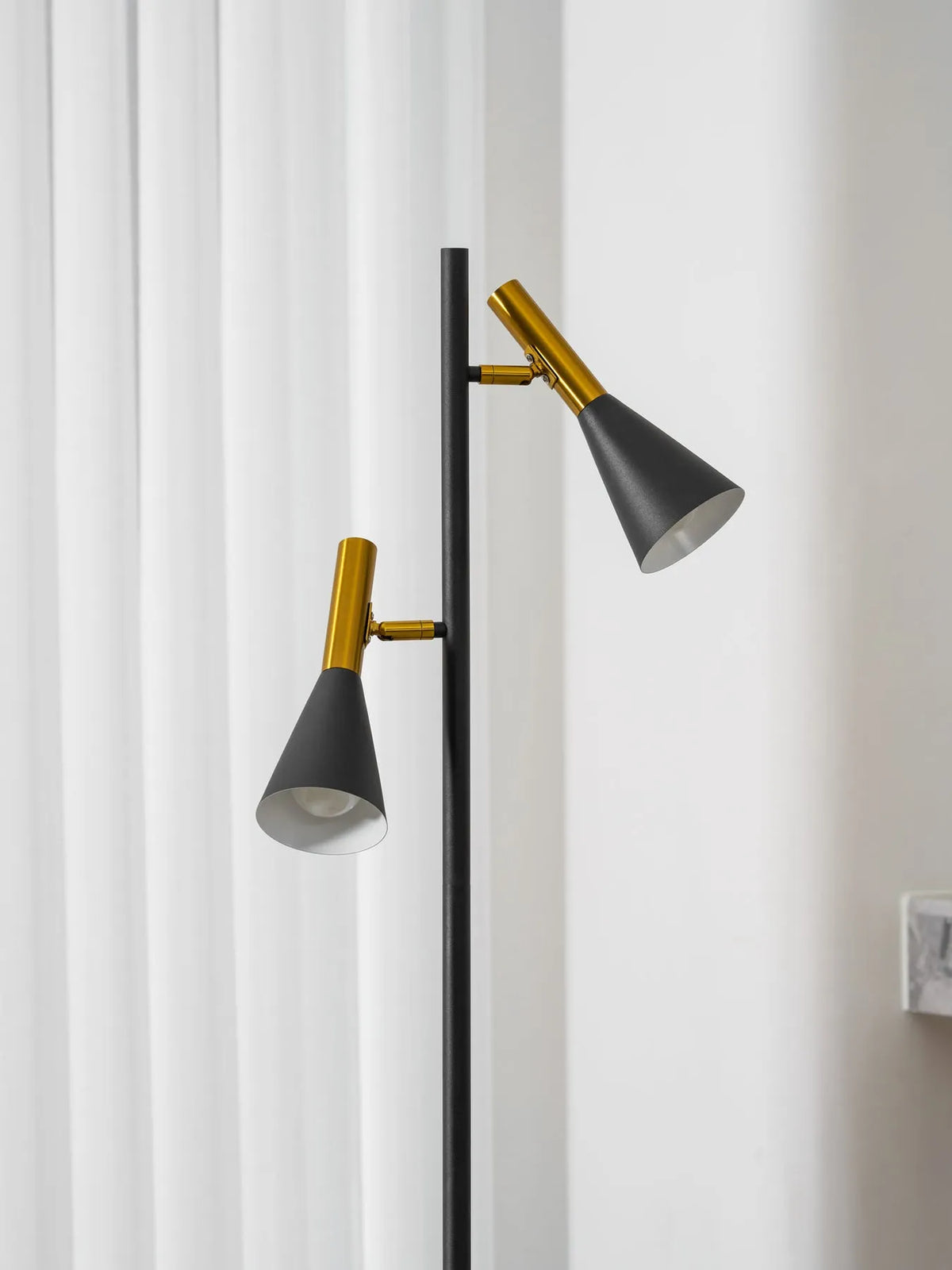 Stehleuchte mit verstellbarem, drehbarem Schirm, Marmorsockel und modernem nordischem Design