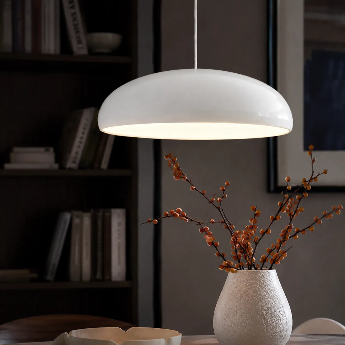 Lámpara colgante con diseño escultural de cúpula e iluminación LED integrada para el comedor y la isla de cocina