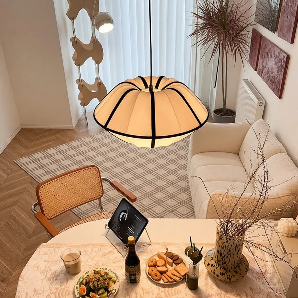 Seiden-Pendelleuchte mit handgefertigtem Textilschirm und höhenverstellbarer Aufhängung für das Esszimmer