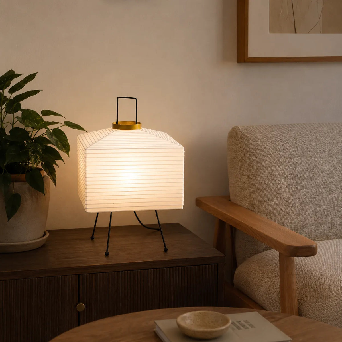 Stehlampe mit skulpturaler Reispapierkugel und modernem, minimalistischem Design