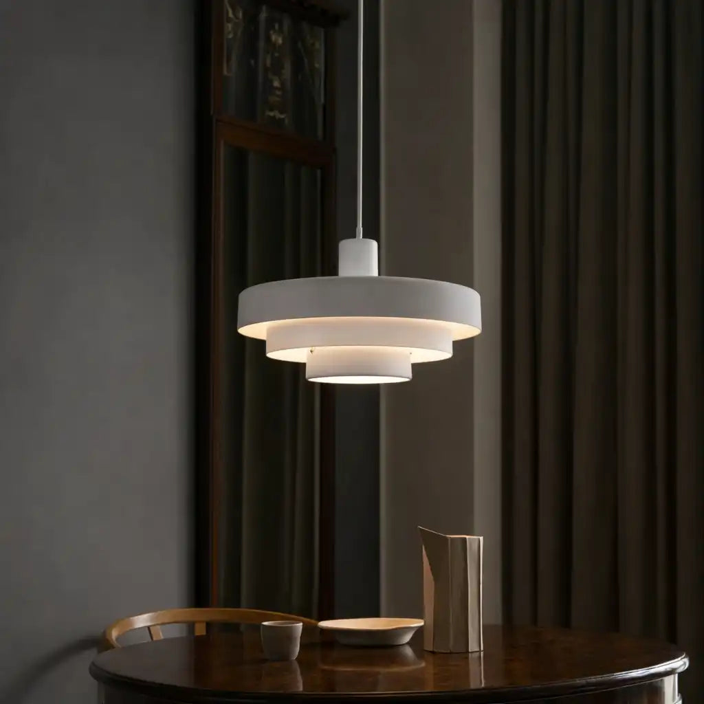 Pendelleuchte mit verstellbarer Aufhängung und modernem Mid-Century-Eisenschirm