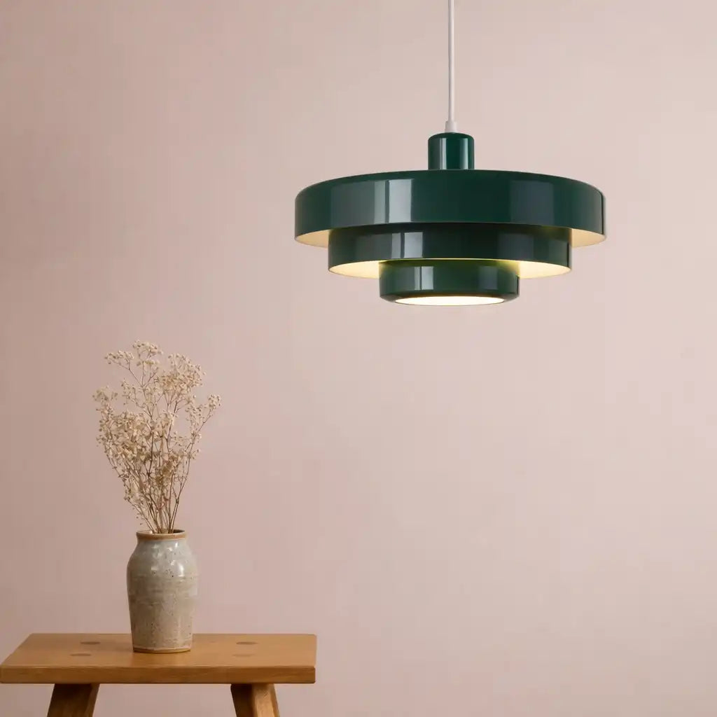 Pendelleuchte mit verstellbarer Aufhängung und modernem Mid-Century-Eisenschirm