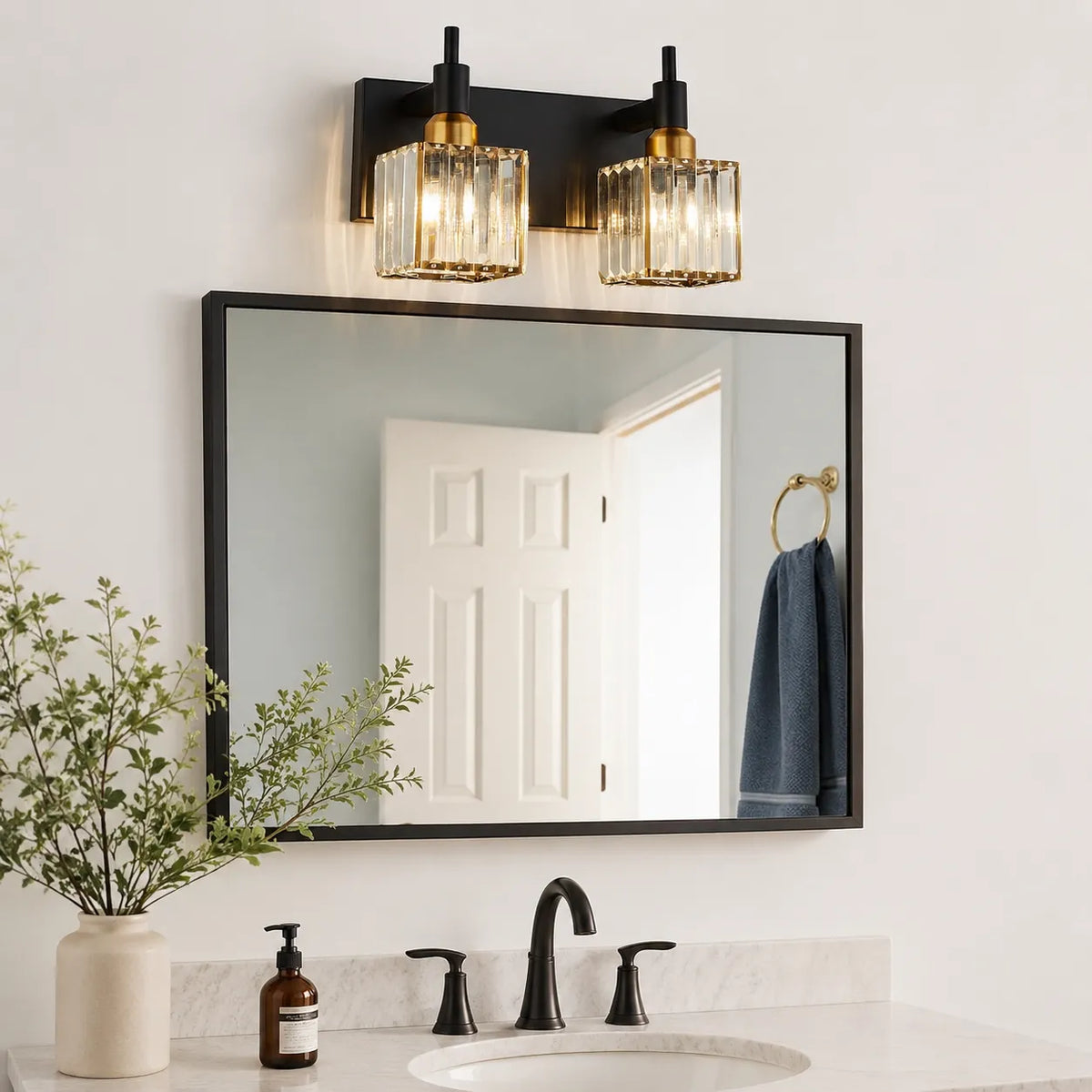 Badezimmer-Spiegelleuchte mit facettiertem Kristall und Metalldetails
