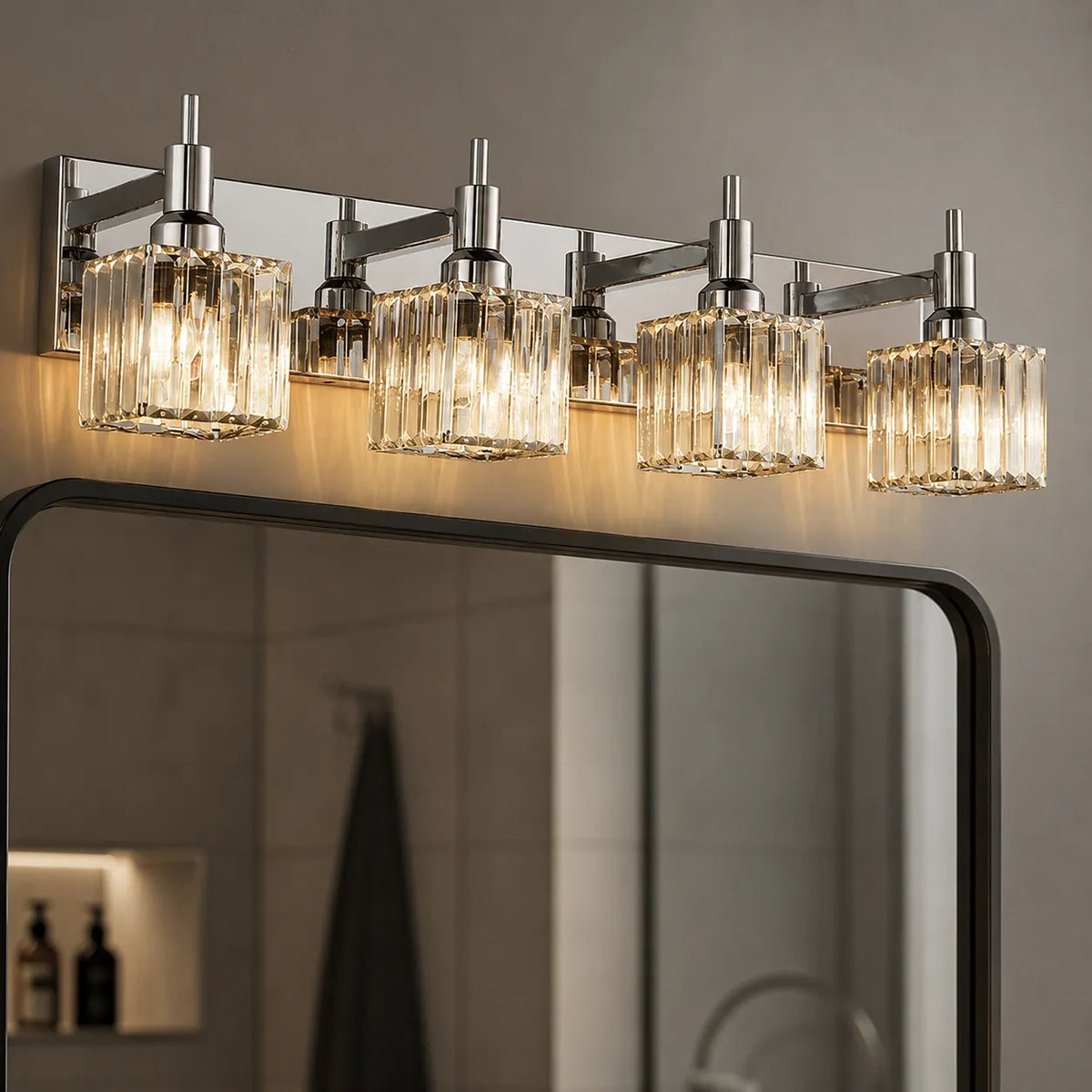 Badezimmer-Spiegelleuchte mit facettiertem Kristall und Metalldetails