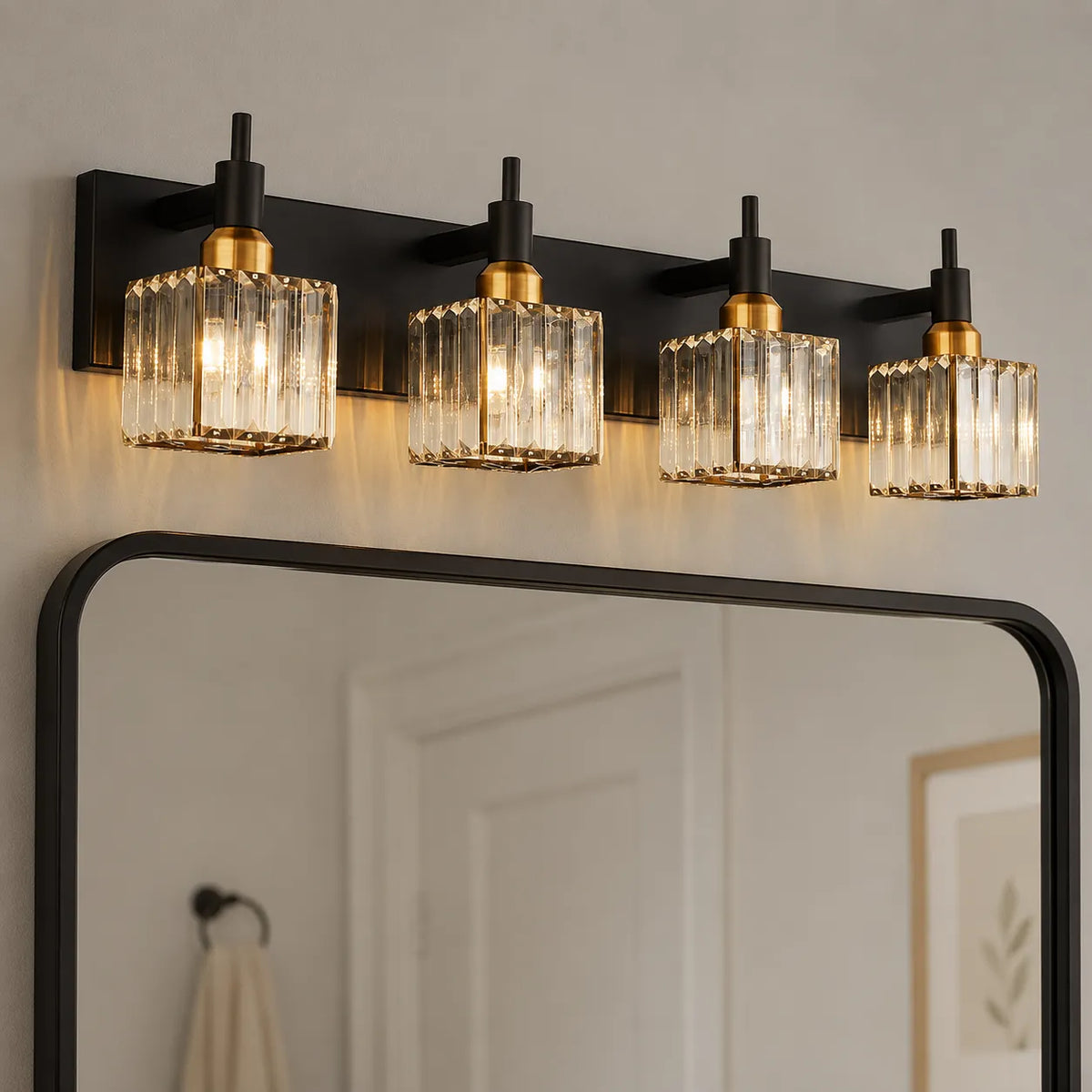Badezimmer-Spiegelleuchte mit facettiertem Kristall und Metalldetails