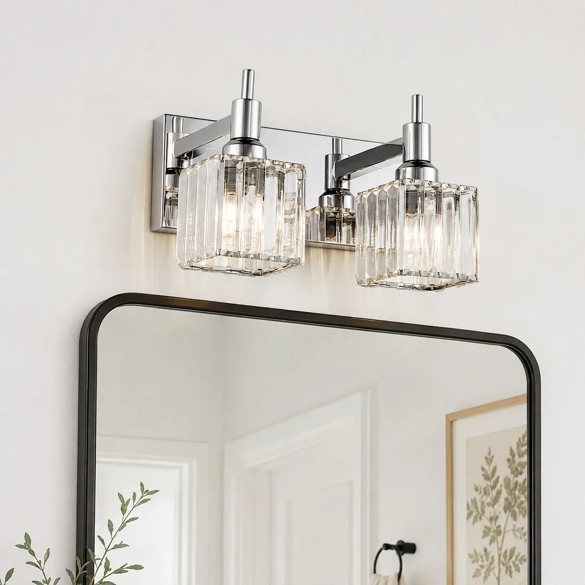 Badezimmer-Spiegelleuchte mit facettiertem Kristall und Metalldetails