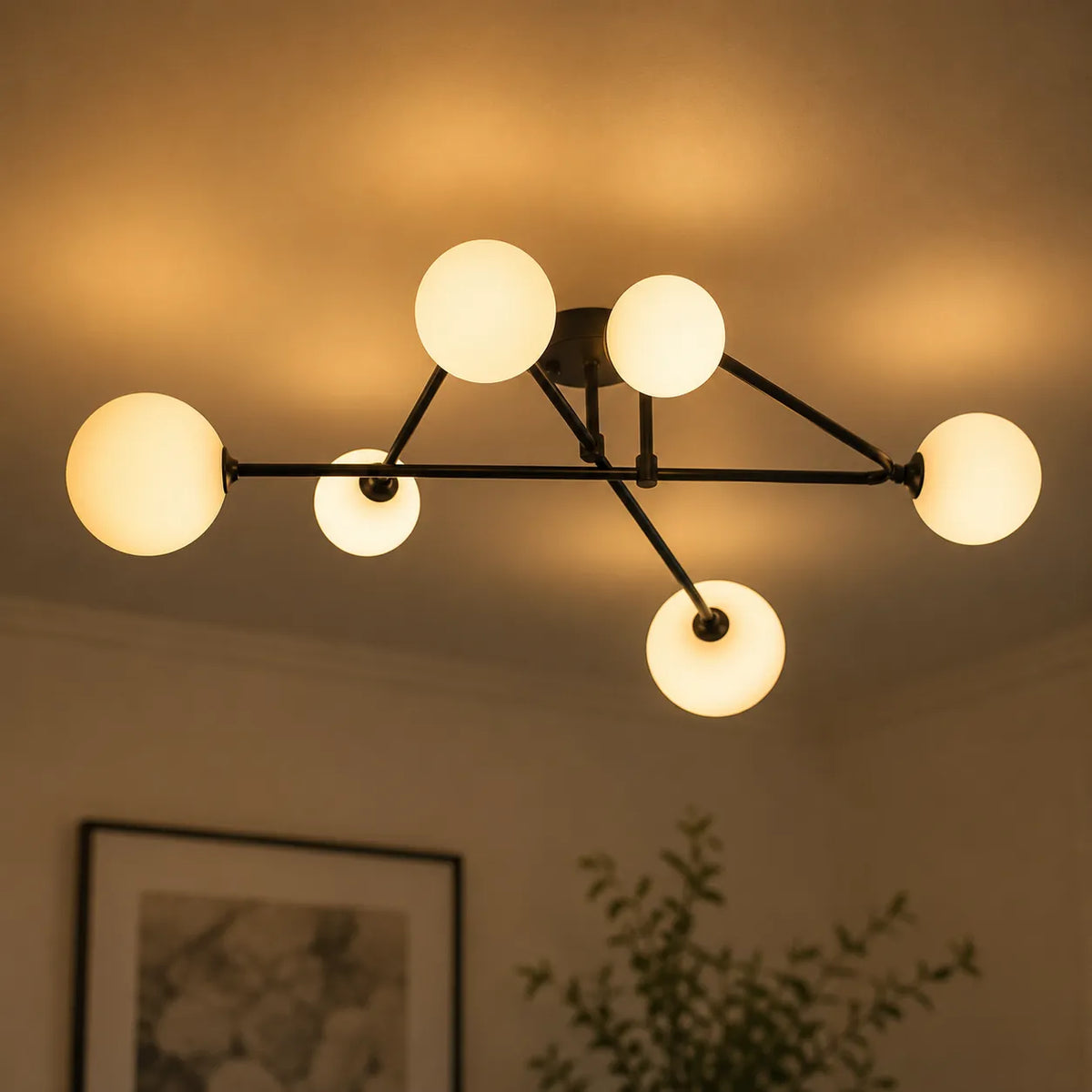 Greta Mid-Century-Deckenleuchte mit 6 Leuchten, Milchglas und Sputnik-Design zur direkten Montage