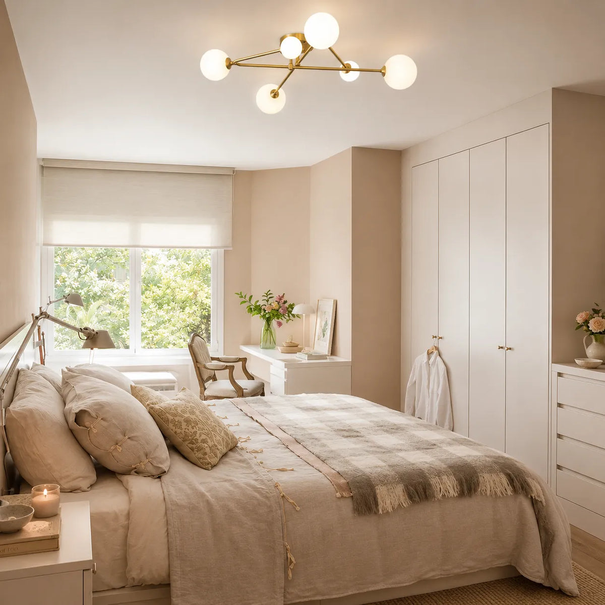 Greta Mid-Century-Deckenleuchte mit 6 Leuchten, Milchglas und Sputnik-Design zur direkten Montage