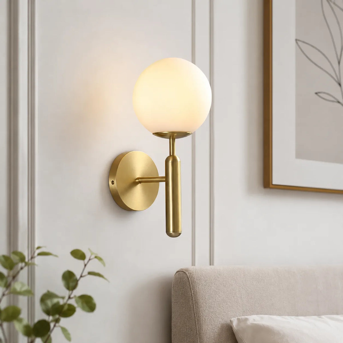 Wandleuchte für den Wohnbereich mit mattierter Glaskugel und Metallarm im Mid-Century-Stil