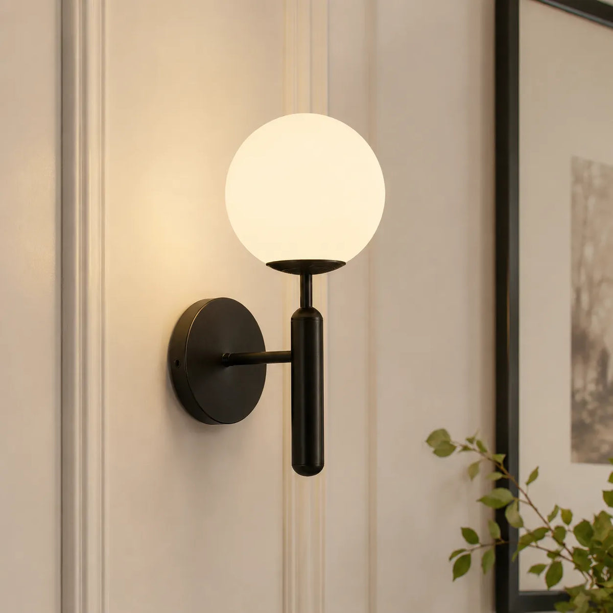 Wandleuchte für den Wohnbereich mit mattierter Glaskugel und Metallarm im Mid-Century-Stil