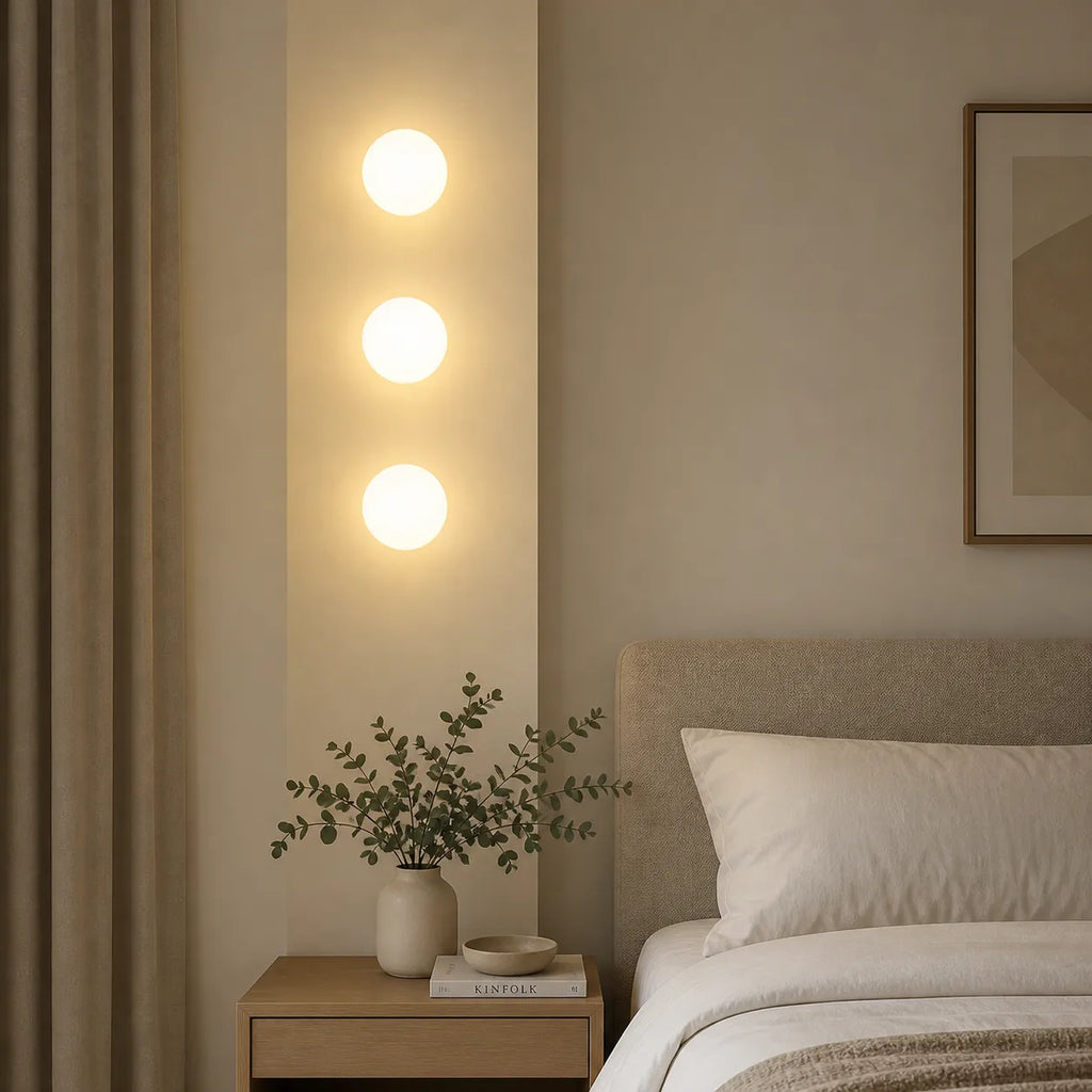 Wohnzimmer-Wandleuchten mit Kugel aus Milchglas und sanfter, stimmungsvoller Beleuchtung
