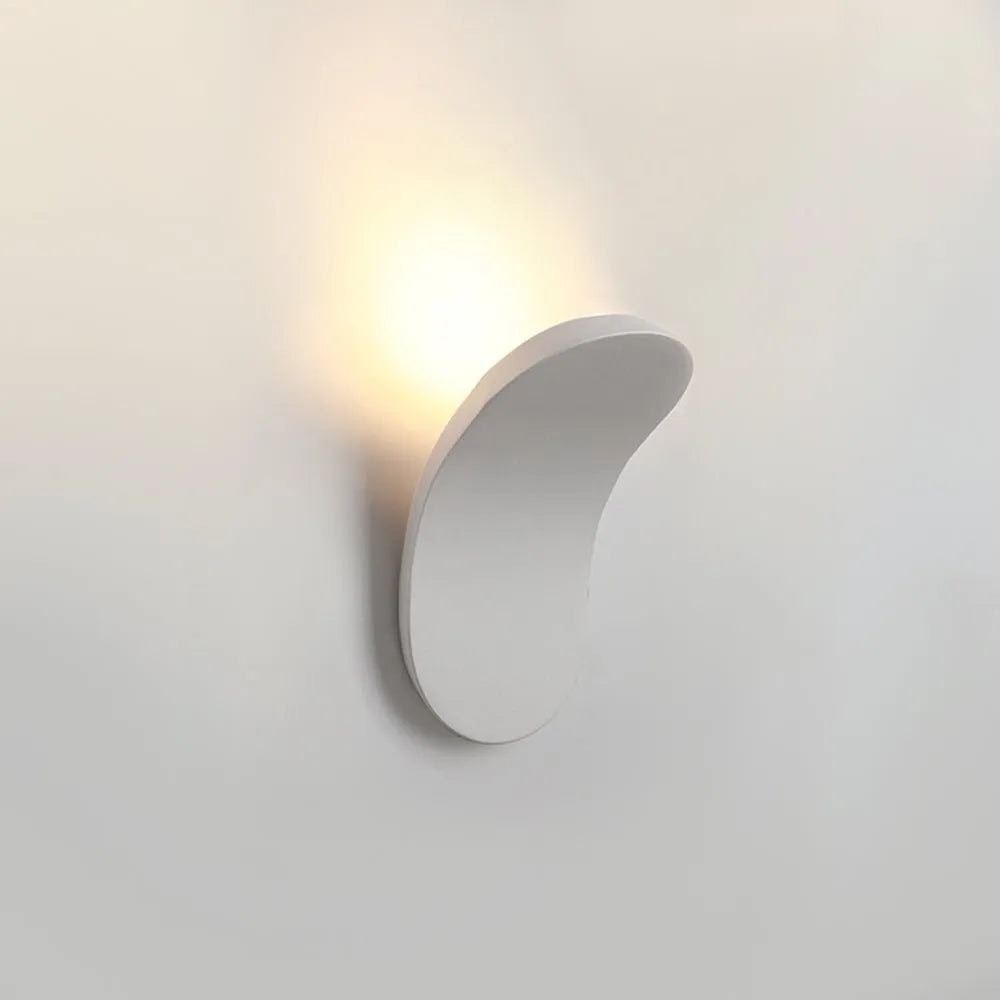 Wandleuchte mit geschwungenem Metall-LED-Element und integrierter 5w-Beleuchtung