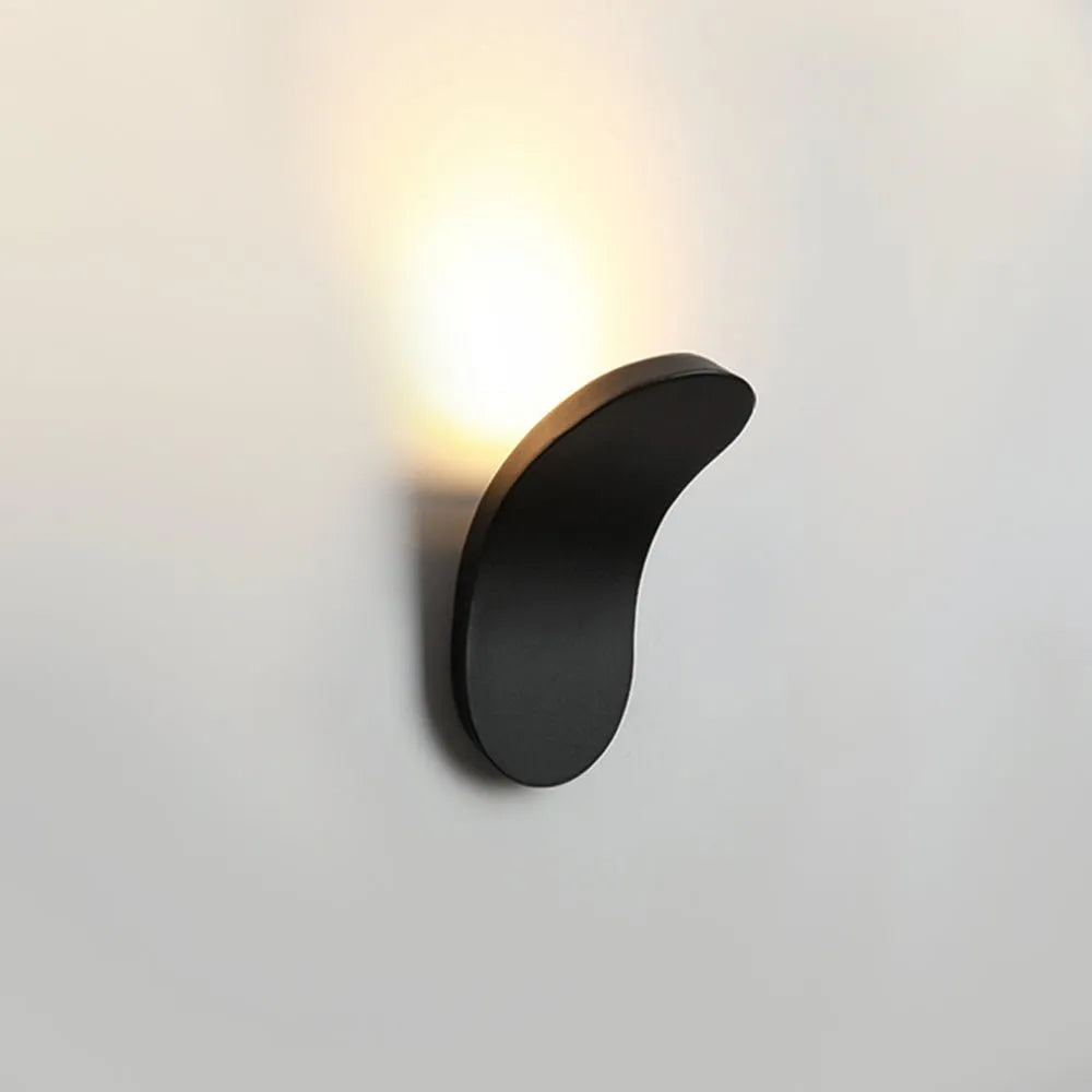 Wandleuchte mit geschwungenem Metall-LED-Element und integrierter 5w-Beleuchtung