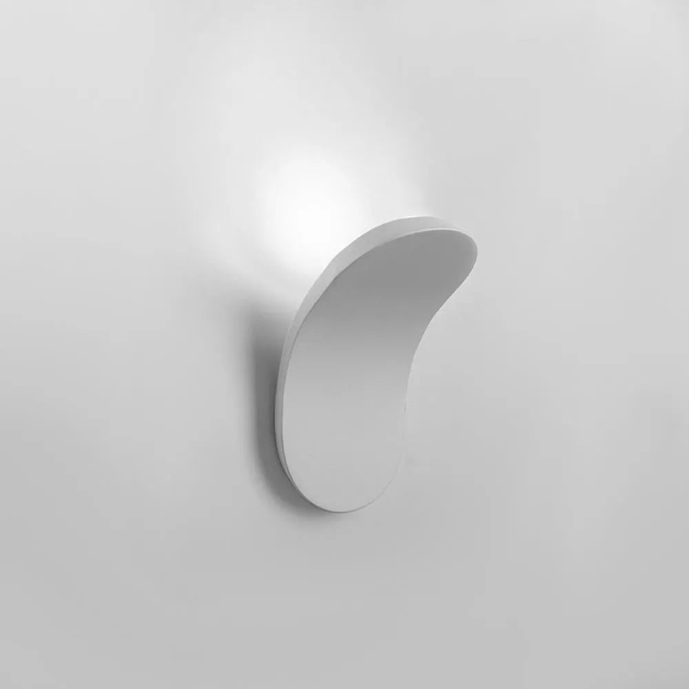 Wandleuchte mit geschwungenem Metall-LED-Element und integrierter 5w-Beleuchtung
