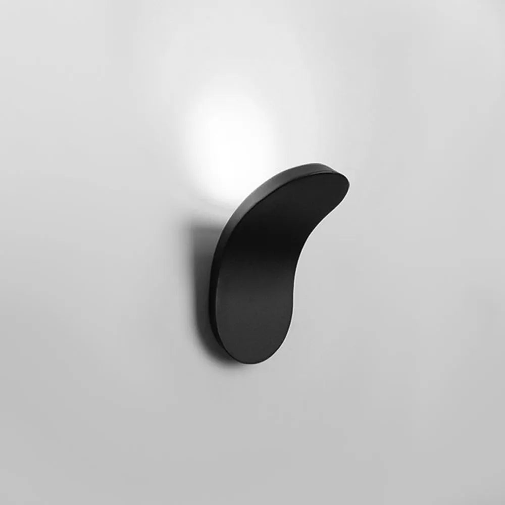 Wandleuchte mit geschwungenem Metall-LED-Element und integrierter 5w-Beleuchtung