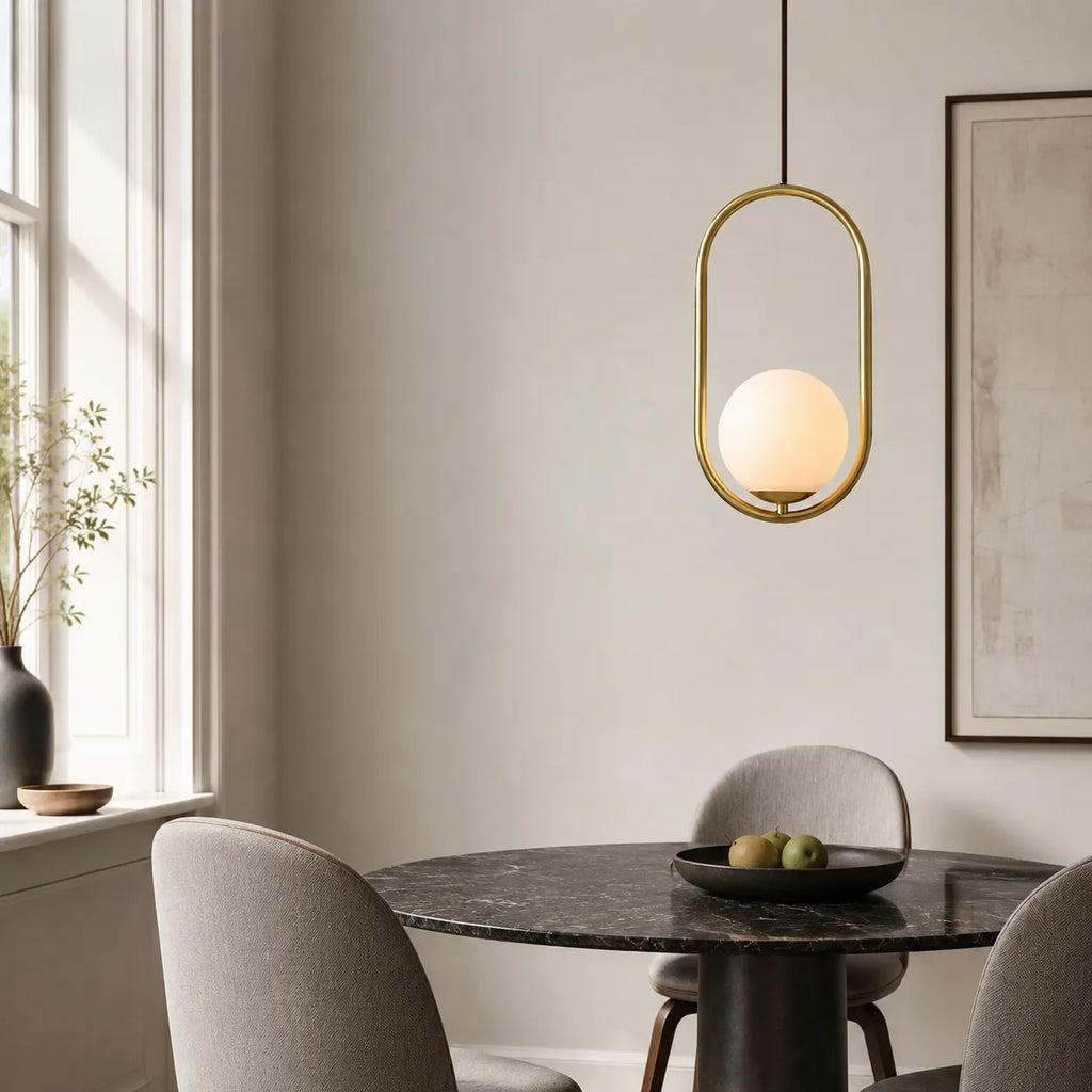 Pendelleuchte mit milchweißem Glaskugel-Lampenschirm und Metallrahmen für moderne Esszimmerbeleuchtung