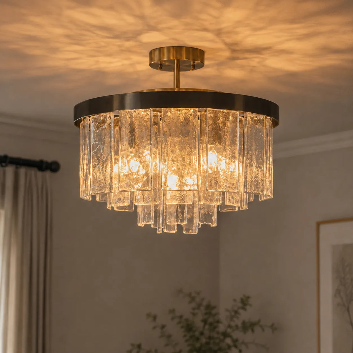 Kronleuchter mit abgestuftem Trommelschirm aus Glas in Wasseroptik und modernem Design mit fünf Leuchten für das Wohnzimmer