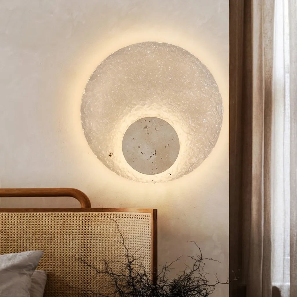 Wandleuchte mit Travertinsockel und Acryl-Diffusor, moderne LED-Leuchte