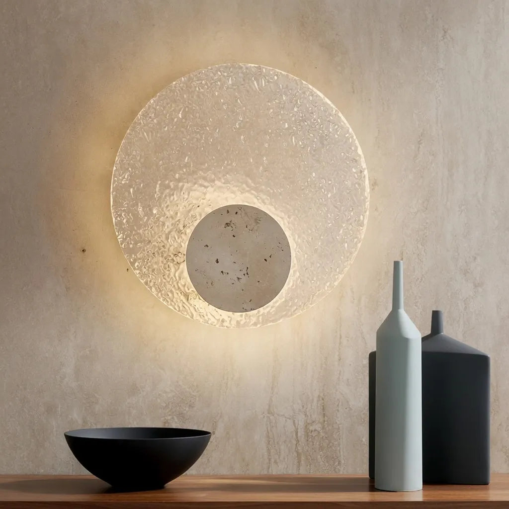 Wandleuchte mit Travertinsockel und Acryl-Diffusor, moderne LED-Leuchte