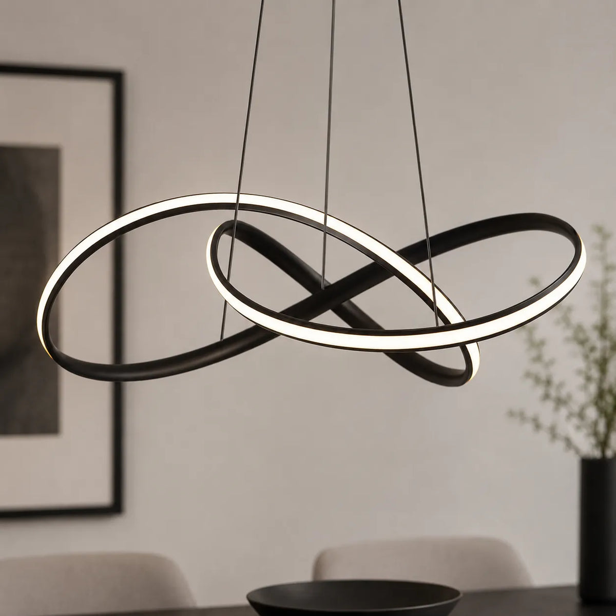 Moderne, gedrehte LED-Pendelleuchte mit skulpturaler Form und Dimmer