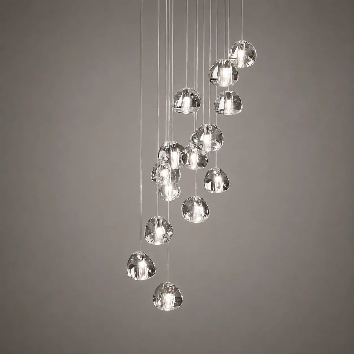 Lámpara colgante con diseño moderno de cascada de cristales en racimo y elementos facetados