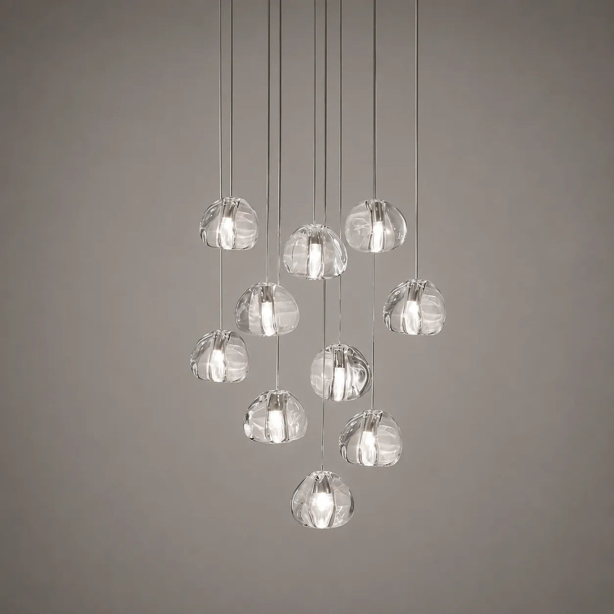 Lámpara colgante con diseño moderno de cascada de cristales en racimo y elementos facetados