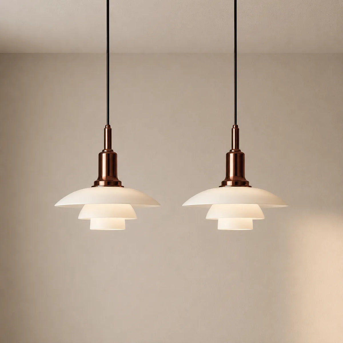 Pendelleuchte im mehrschichtigen skandinavischen Design mit linearen Glaslampenschirmen mit mehreren Leuchtenköpfen