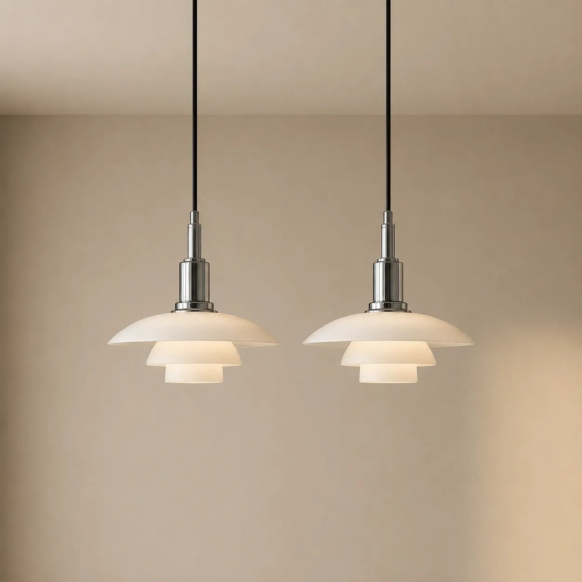 Pendelleuchte im mehrschichtigen skandinavischen Design mit linearen Glaslampenschirmen mit mehreren Leuchtenköpfen