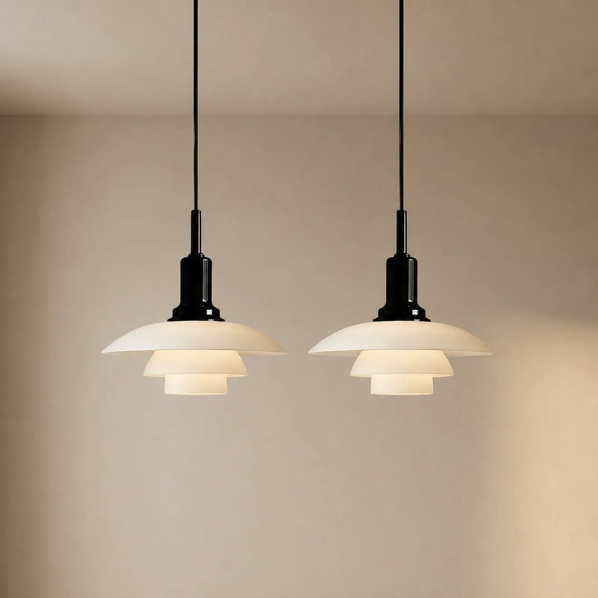 Pendelleuchte im mehrschichtigen skandinavischen Design mit linearen Glaslampenschirmen mit mehreren Leuchtenköpfen