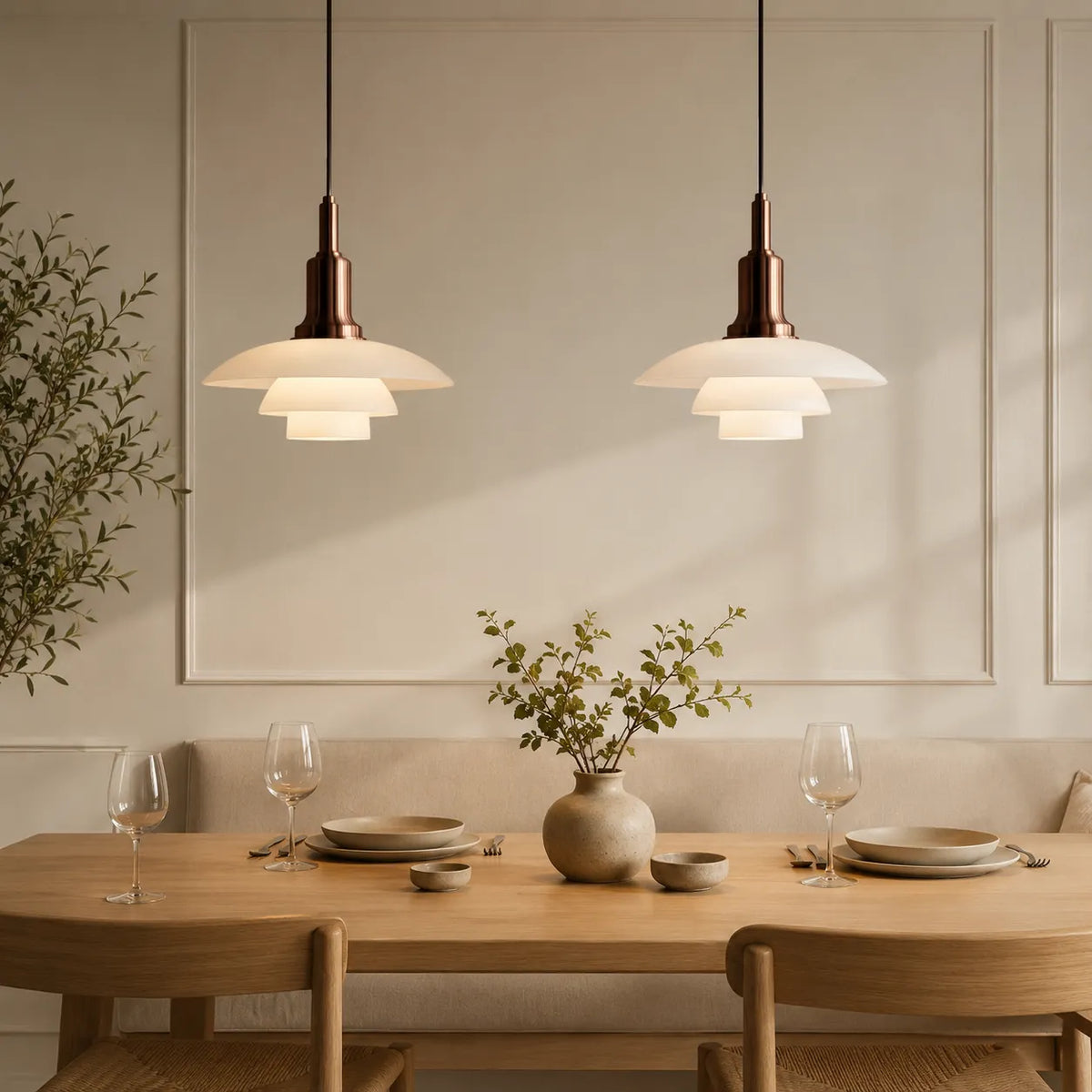 Pendelleuchte im mehrschichtigen skandinavischen Design mit linearen Glaslampenschirmen mit mehreren Leuchtenköpfen