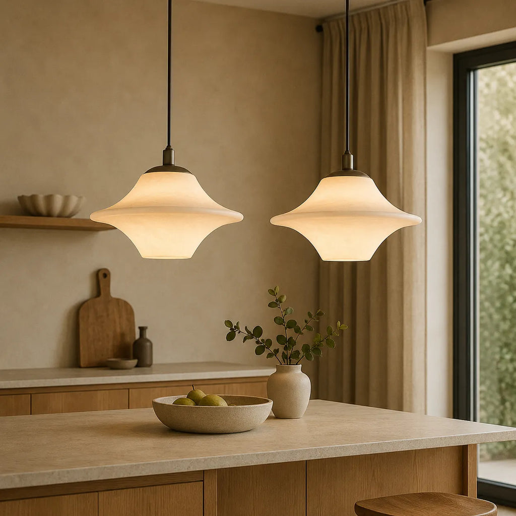 Lampada a sospensione con paralume scultoreo moderno in alabastro e forme organiche