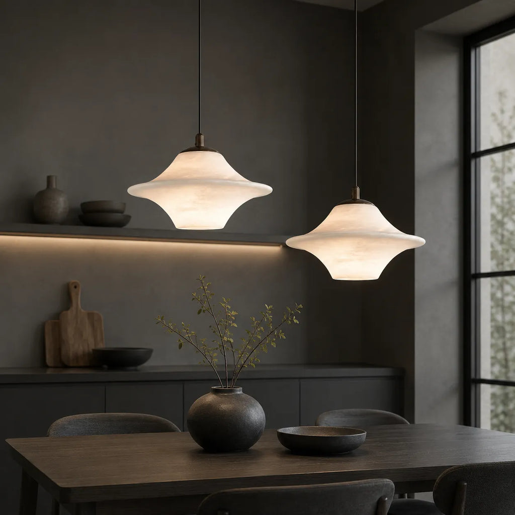 Lampada a sospensione con paralume scultoreo moderno in alabastro e forme organiche