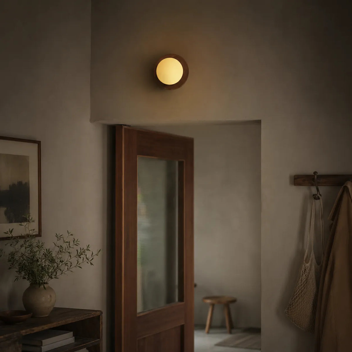 Wandleuchte mit integrierter LED, natürlichem Messing und minimalistischem Design